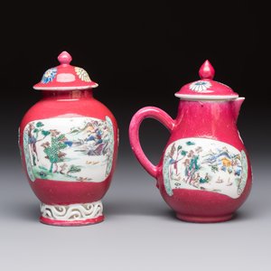 A Chinese famille rose ruby-ground 'Landscape Scroll' covered tea caddy and a covered milk jug, Yongzheng — foto 4