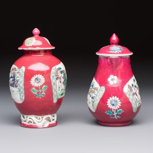 A Chinese famille rose ruby-ground 'Landscape Scroll' covered tea caddy and a covered milk jug, Yongzheng — foto 5