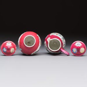 A Chinese famille rose ruby-ground 'Landscape Scroll' covered tea caddy and a covered milk jug, Yongzheng — foto 6