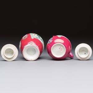 A Chinese famille rose ruby-ground 'Landscape Scroll' covered tea caddy and a covered milk jug, Yongzheng — foto 7
