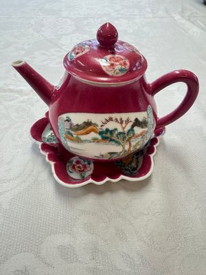A Chinese famille rose ruby-ground 'Landscape Scroll' teapot and stand, Yongzheng — 照片 1