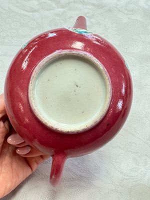 A Chinese famille rose ruby-ground 'Landscape Scroll' teapot and stand, Yongzheng — 照片 16