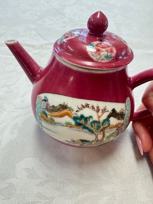 A Chinese famille rose ruby-ground 'Landscape Scroll' teapot and stand, Yongzheng — 照片 2
