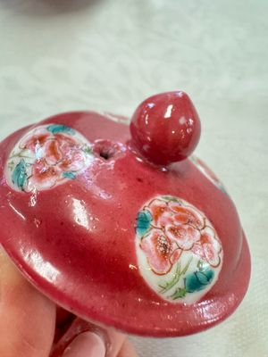 A Chinese famille rose ruby-ground 'Landscape Scroll' teapot and stand, Yongzheng — 照片 22