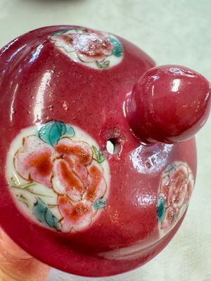 A Chinese famille rose ruby-ground 'Landscape Scroll' teapot and stand, Yongzheng — 照片 23
