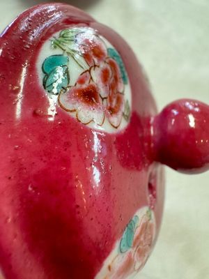 A Chinese famille rose ruby-ground 'Landscape Scroll' teapot and stand, Yongzheng — 照片 24