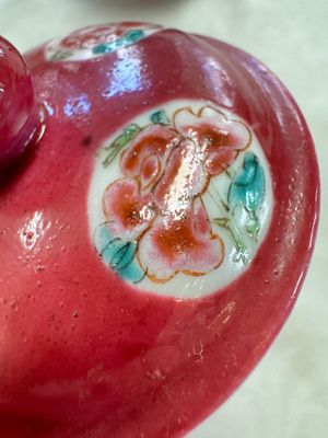 A Chinese famille rose ruby-ground 'Landscape Scroll' teapot and stand, Yongzheng — 照片 25