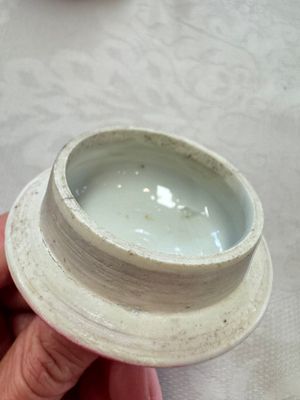 A Chinese famille rose ruby-ground 'Landscape Scroll' teapot and stand, Yongzheng — 照片 26