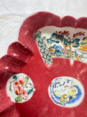 A Chinese famille rose ruby-ground 'Landscape Scroll' teapot and stand, Yongzheng — 照片 30