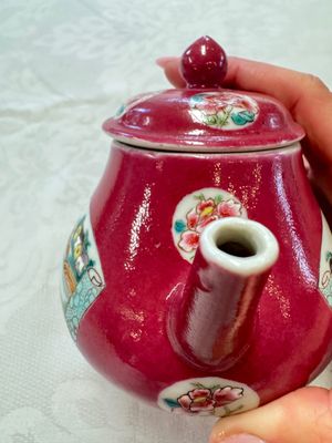 A Chinese famille rose ruby-ground 'Landscape Scroll' teapot and stand, Yongzheng — 照片 3