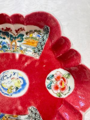 A Chinese famille rose ruby-ground 'Landscape Scroll' teapot and stand, Yongzheng — 照片 31