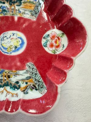 A Chinese famille rose ruby-ground 'Landscape Scroll' teapot and stand, Yongzheng — 照片 32