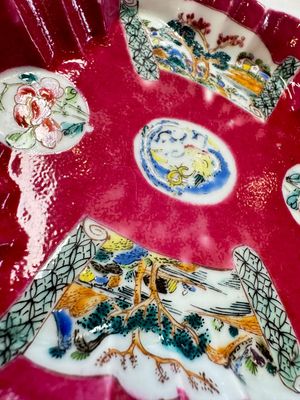 A Chinese famille rose ruby-ground 'Landscape Scroll' teapot and stand, Yongzheng — 照片 33
