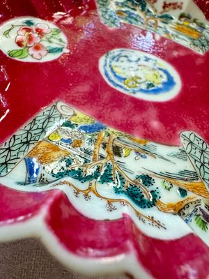 A Chinese famille rose ruby-ground 'Landscape Scroll' teapot and stand, Yongzheng — 照片 34