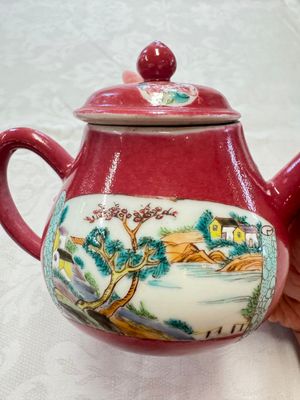 A Chinese famille rose ruby-ground 'Landscape Scroll' teapot and stand, Yongzheng — 照片 4