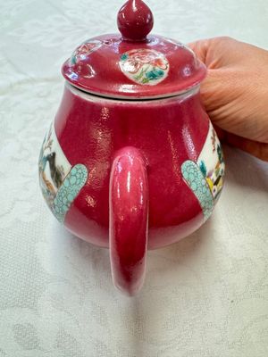 A Chinese famille rose ruby-ground 'Landscape Scroll' teapot and stand, Yongzheng — 照片 5