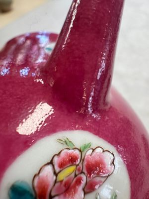 A Chinese famille rose ruby-ground 'Landscape Scroll' teapot and stand, Yongzheng — 照片 8