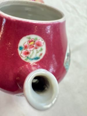 A Chinese famille rose ruby-ground 'Landscape Scroll' teapot and stand, Yongzheng — 照片 10