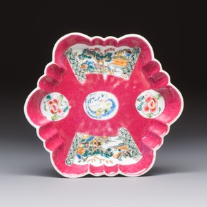 A Chinese famille rose ruby-ground 'Landscape Scroll' teapot and stand, Yongzheng — 照片 2