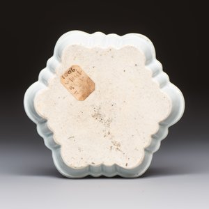 A Chinese famille rose ruby-ground 'Landscape Scroll' teapot and stand, Yongzheng — 照片 3