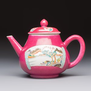 A Chinese famille rose ruby-ground 'Landscape Scroll' teapot and stand, Yongzheng — 照片 4