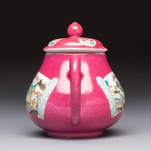 A Chinese famille rose ruby-ground 'Landscape Scroll' teapot and stand, Yongzheng — 照片 5