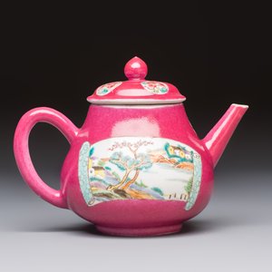 A Chinese famille rose ruby-ground 'Landscape Scroll' teapot and stand, Yongzheng — 照片 6