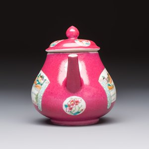 A Chinese famille rose ruby-ground 'Landscape Scroll' teapot and stand, Yongzheng — 照片 7