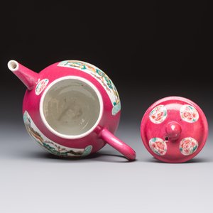 A Chinese famille rose ruby-ground 'Landscape Scroll' teapot and stand, Yongzheng — 照片 8