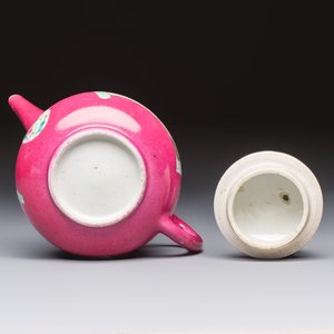 A Chinese famille rose ruby-ground 'Landscape Scroll' teapot and stand, Yongzheng — 照片 9
