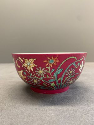 A Chinese famille rose ruby-ground 'peony' bowl, Yongzheng mark, 19/20th C. — photo 3
