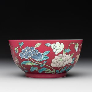 A Chinese famille rose ruby-ground 'peony' bowl, Yongzheng mark, 19/20th C. — photo 1