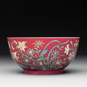 A Chinese famille rose ruby-ground 'peony' bowl, Yongzheng mark, 19/20th C. — photo 2