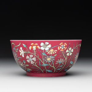 A Chinese famille rose ruby-ground 'peony' bowl, Yongzheng mark, 19/20th C. — photo 3