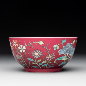 A Chinese famille rose ruby-ground 'peony' bowl, Yongzheng mark, 19/20th C. — photo 4