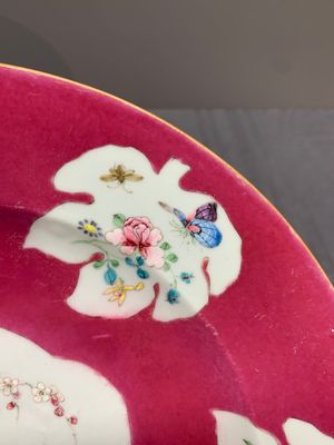 A Chinese famille rose ruby-ground 'rooster' dish, Yongzheng — photo 4
