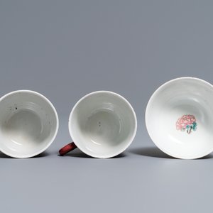 A Chinese famille rose ruby-ground teapot, three cups and two saucers, Yongzheng — photo 9