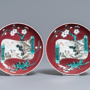 A Chinese famille rose ruby-ground teapot, three cups and two saucers, Yongzheng — 照片 3