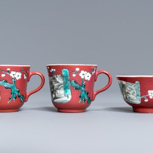 A Chinese famille rose ruby-ground teapot, three cups and two saucers, Yongzheng — 照片 7