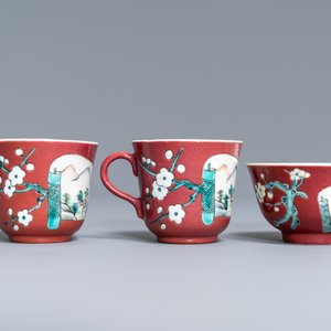 A Chinese famille rose ruby-ground teapot, three cups and two saucers, Yongzheng — 照片 8