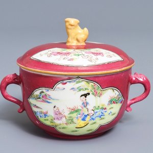 A Chinese famille rose ruby-ground two-handled bowl and cover, Yongzheng — 照片 1