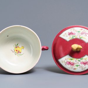 A Chinese famille rose ruby-ground two-handled bowl and cover, Yongzheng — 照片 6