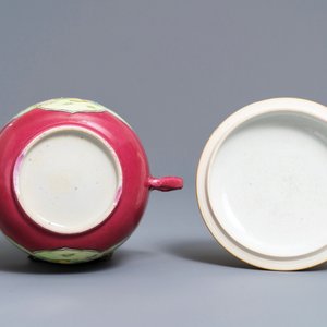 A Chinese famille rose ruby-ground two-handled bowl and cover, Yongzheng — 照片 7