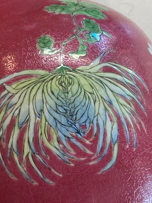 A Chinese famille rose ruby sgraffito-ground vase, Qianlong mark, Republic — photo 6