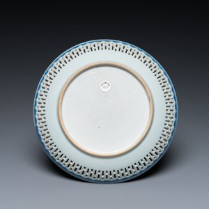 A Chinese famille rose 'san niang jiao zi' plate with reticulated rim, Qianlong — 照片 2