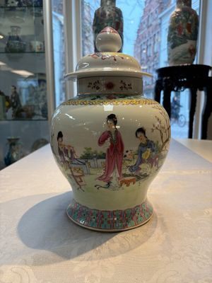 A Chinese famille rose 'San Niang Jiao Zi 三娘教子' vase and cover, 20th C. — 照片 1