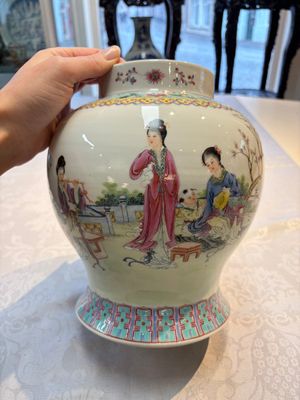 A Chinese famille rose 'San Niang Jiao Zi 三娘教子' vase and cover, 20th C. — 照片 2