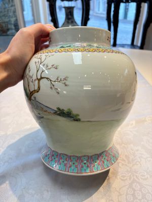 A Chinese famille rose 'San Niang Jiao Zi 三娘教子' vase and cover, 20th C. — 照片 3