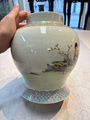 A Chinese famille rose 'San Niang Jiao Zi 三娘教子' vase and cover, 20th C. — 照片 5