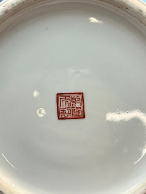 A Chinese famille rose 'San Niang Jiao Zi 三娘教子' vase and cover, 20th C. — 照片 8